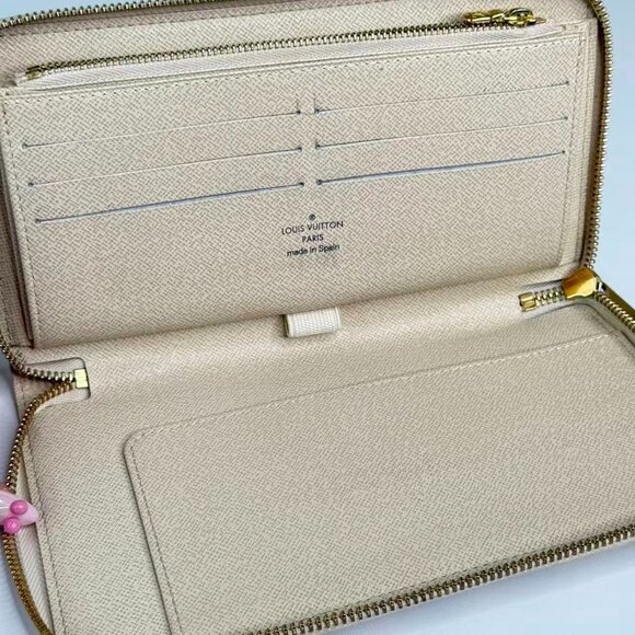 Louis Vuitton Damier Azur Zippy Wallet with Classic Checkerboard Design - Picture 8 of 8